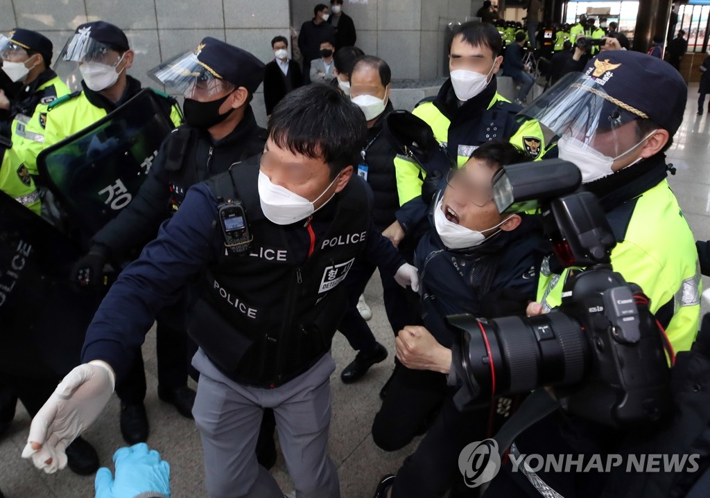 경찰 연행에 저항하는 아시아나 하청업체 해고노동자