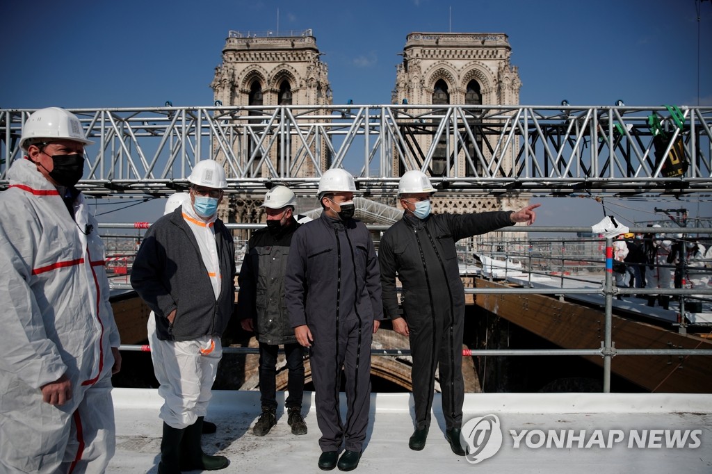 파리 노트르담 대성당 복원 작업 시찰하는 마크롱 프랑스 대통령