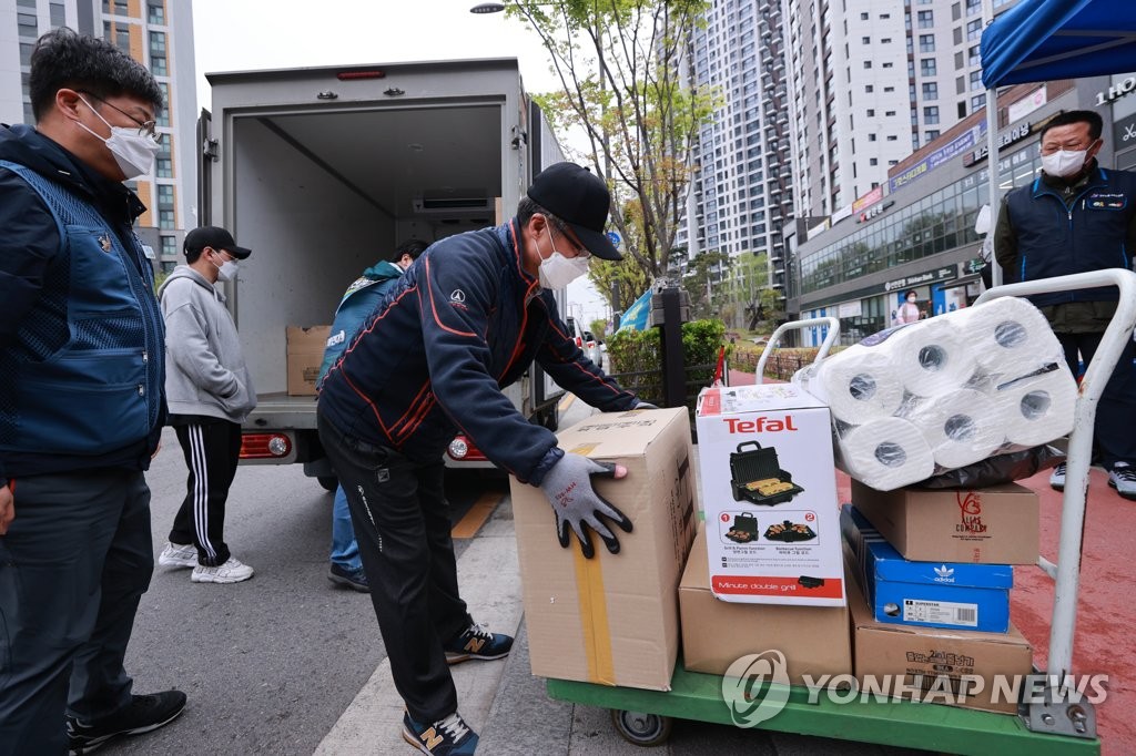 개별배송 나서는 택배노동자