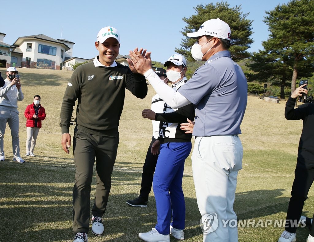 하이파이브 하며 입장하는 문도엽