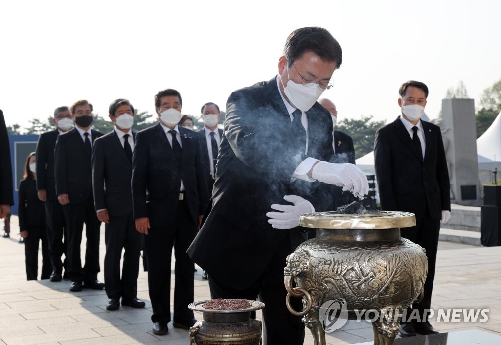 '4.19혁명 61주년'…문 대통령 국립 민주묘지 참배