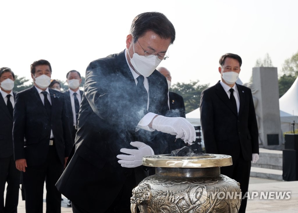 President Moon Jae-in burns incense in commemoration of victims of the April 19 Revolution at the April 19 National Cemetery in Seoul on April 19, 2021, the 61st anniversary of South Korea's historic pro-democracy revolution. (Yonhap)