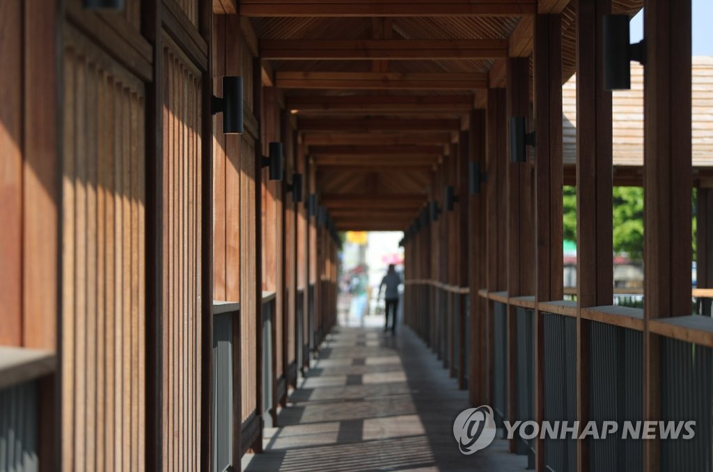 우림교 걷는 시민