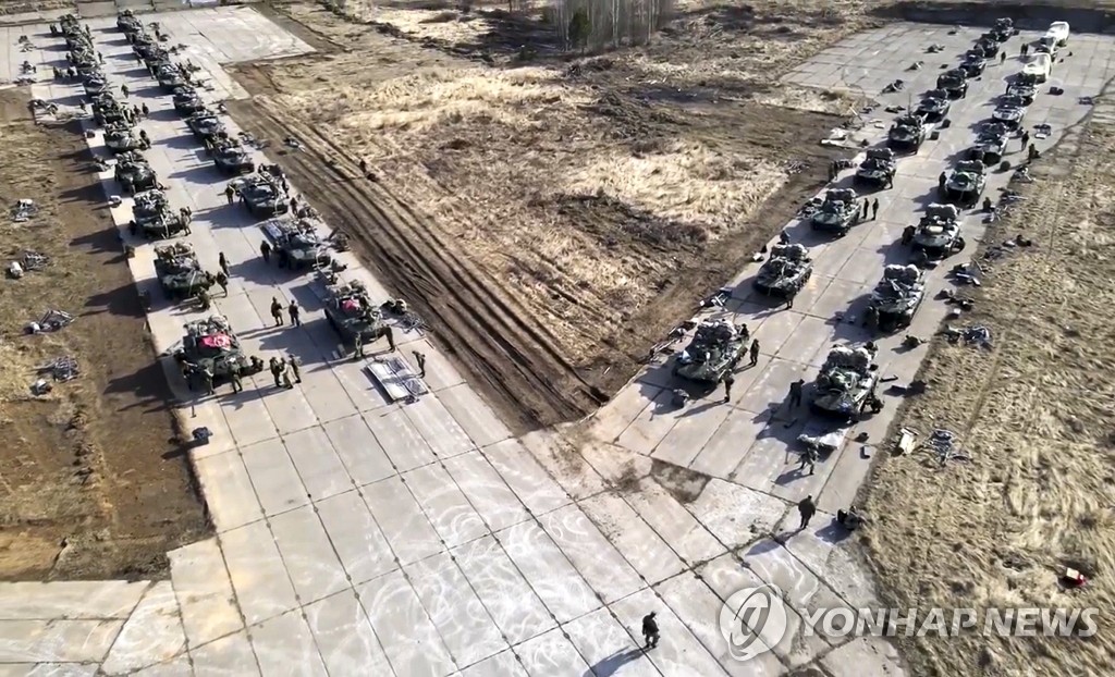 크림반도 훈련장에 집결한 러시아 군용 차량들