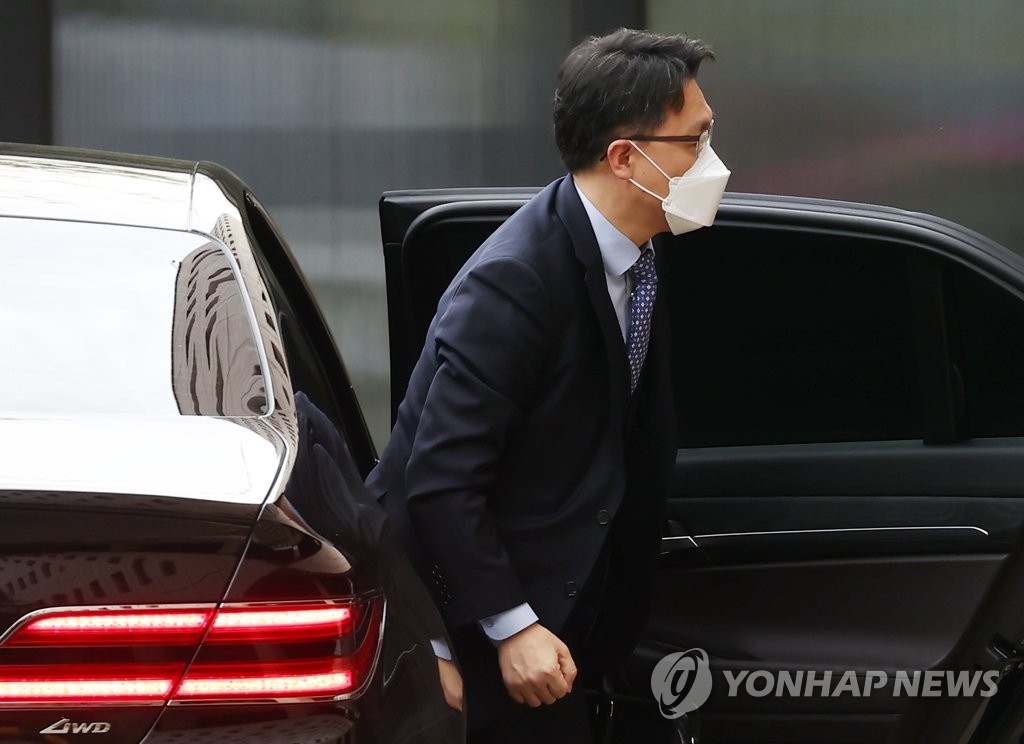 출근하는 김진욱 공수처장