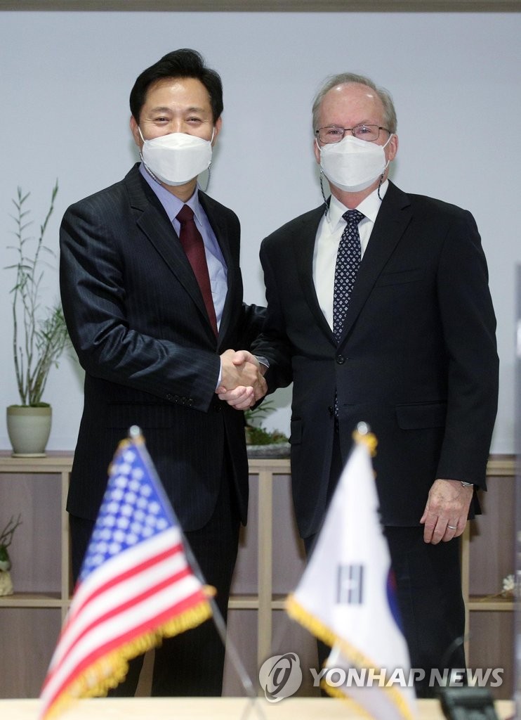 Seoul mayor meets U.S. envoy Seoul mayor meets U.S. envoy