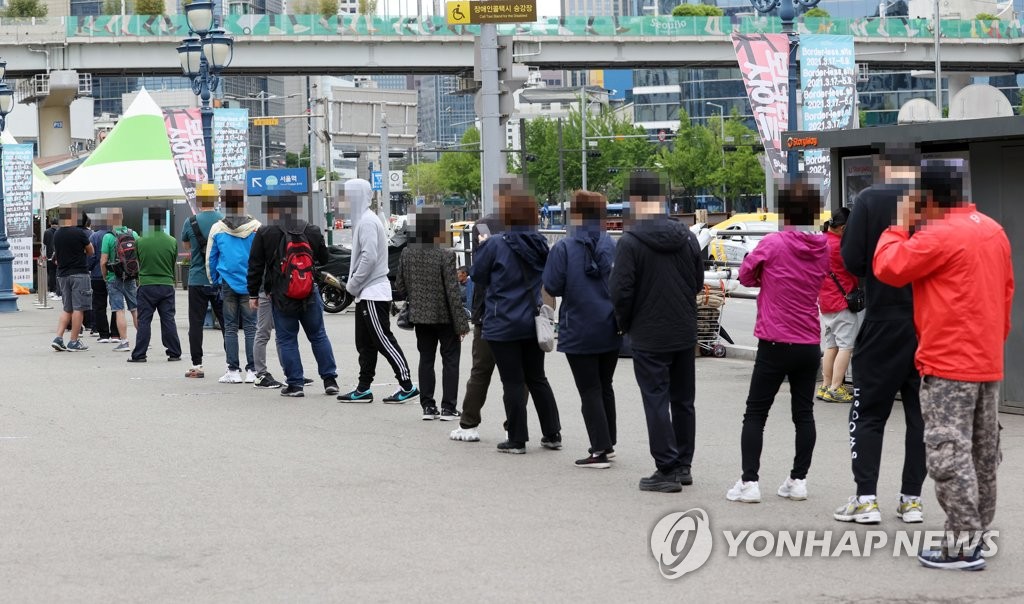 길게 이어진 코로나19 검사 행렬