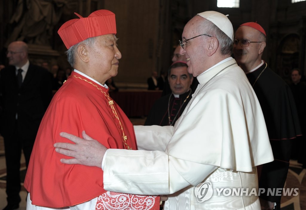 Le cardinal Nicholas Cheong Jin-suk (à g.) rencontre le pape François à la basilique Saint-Pierre au Vatican en mars 2013. (Photo fournie par l'archidiocèse de Séoul. Revente et archivage interdits) 