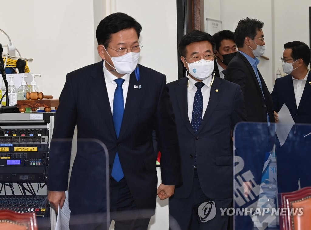 코로나19 백신 보고회 참석하는 민주당 송영길 대표