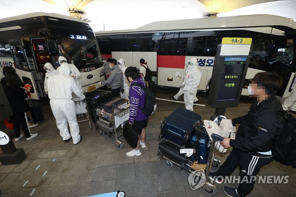 차량에 탑승하는 인도 교민들