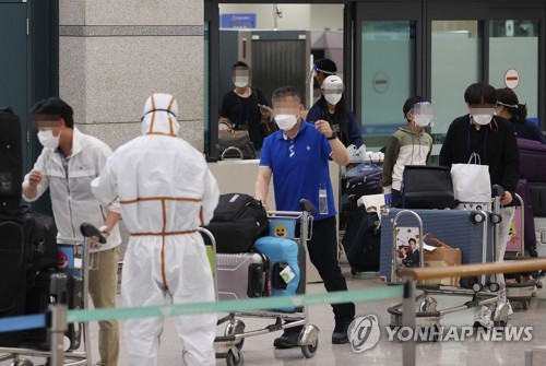 仁川国際空港に到着したチャーター機の搭乗者=7日、仁川(聯合ニュース)