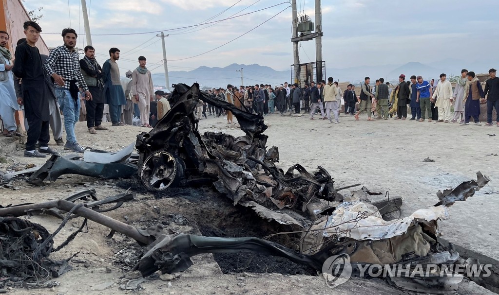 아프간 학교 앞 폭탄테러 현장에 남아 있는 차량 잔해
