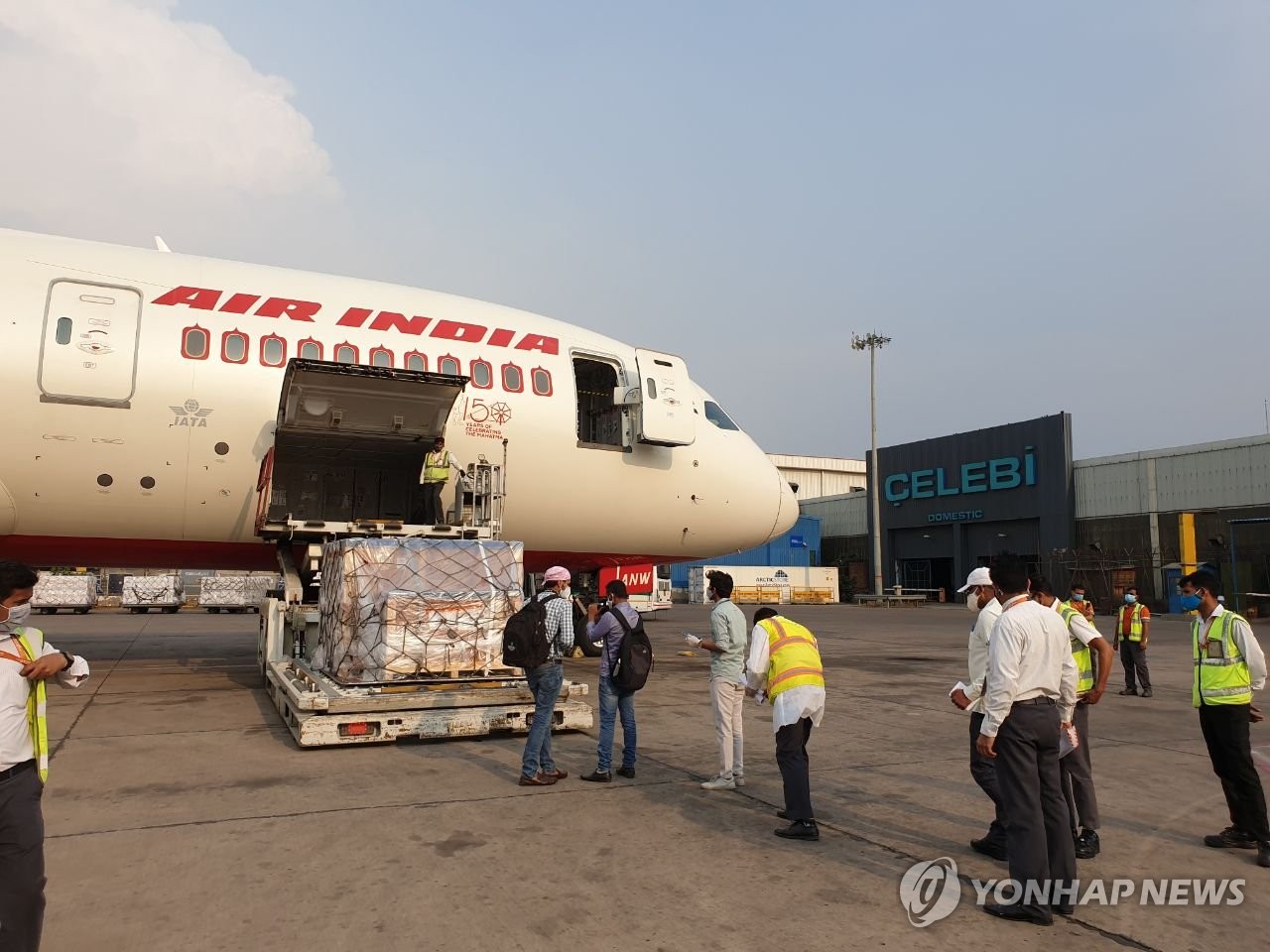 '코로나 대확산' 인도에 한국 정부 의료지원물품 도착