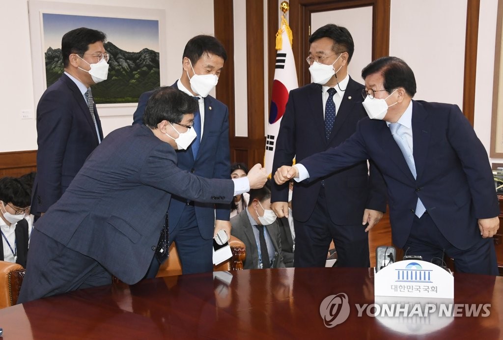 민주당 원내자도부와 인사하는 박병석 국회의장