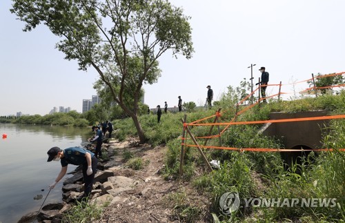 수색작업 벌이는 경찰들