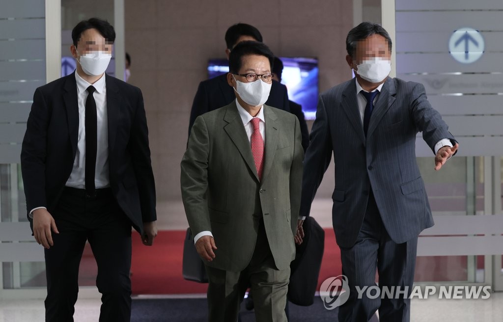 El jefe del NIS regresa de Japón El jefe del NIS regresa de Japón