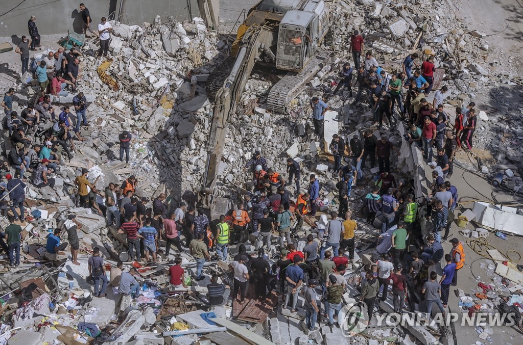 폭격으로 무너진 팔레스타인 건물서 진행되는 구조작업