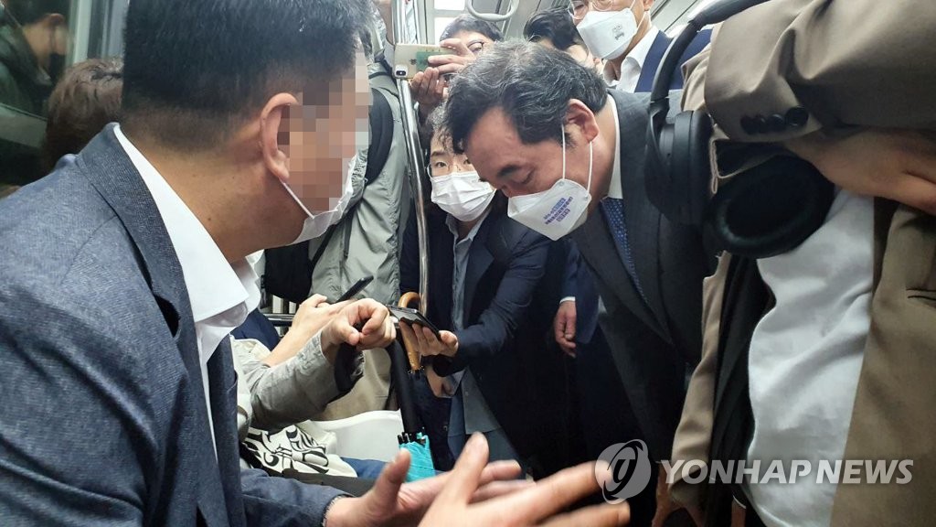 김포골드라인 탑승한 민주당 이낙연 전 대표
