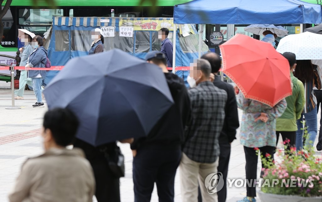 우산 쓴 코로나 검사 행렬