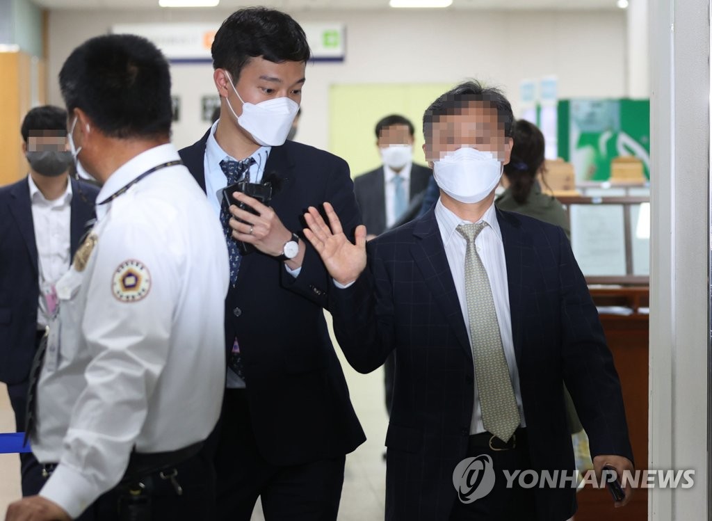 1심 무죄 선고 , 2심서 벌금형 선고받은 윤 총경