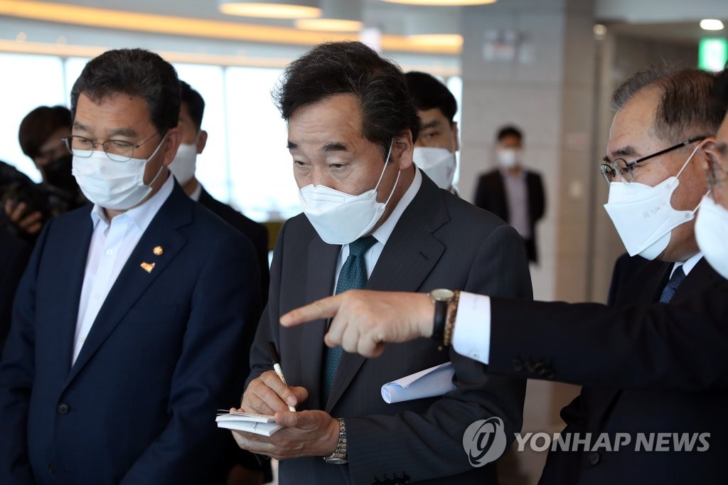 광주전남혁신도시 현안 메모하는 이낙연