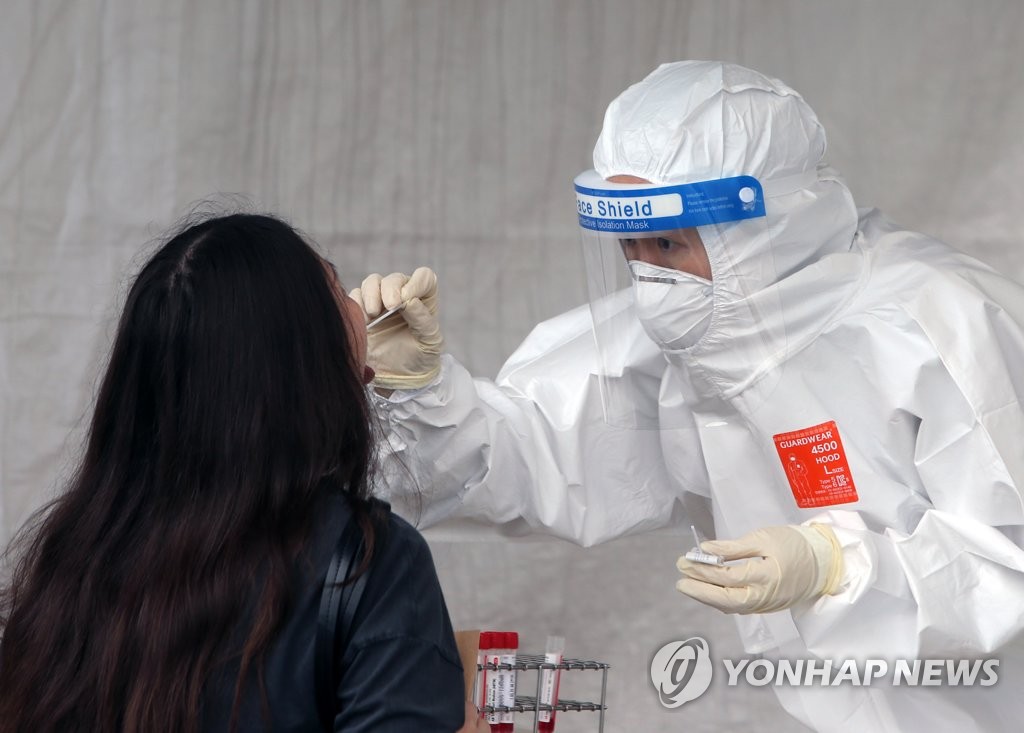 A foreigner receives a coronavirus test in the eastern city of Gangneung on May 21, 2021. (Yonhap)