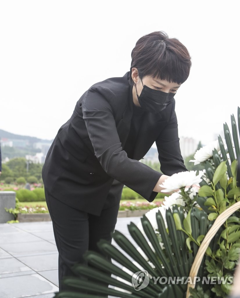김은혜, UN 기념공원 헌화