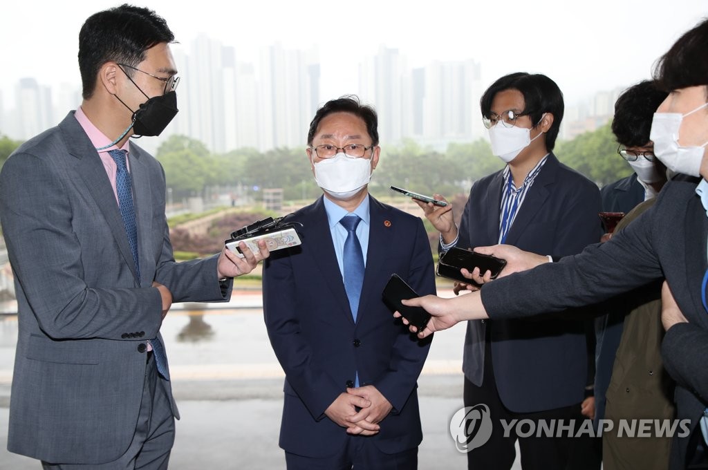 출근하는 박범계 법무장관