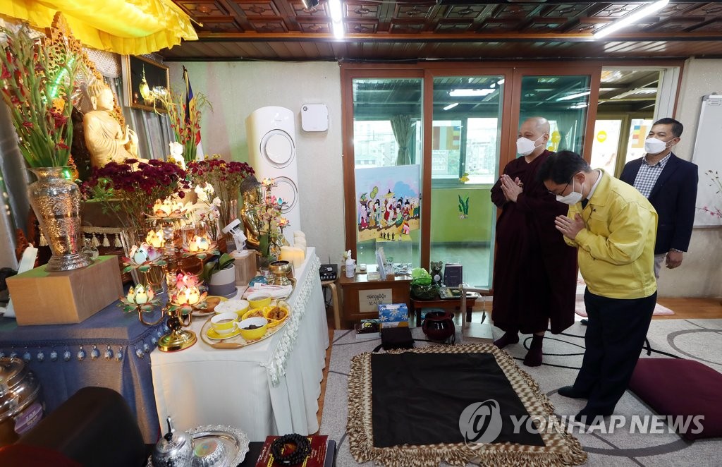 인천 미얀마 불교 사원 방문한 박범계 장관