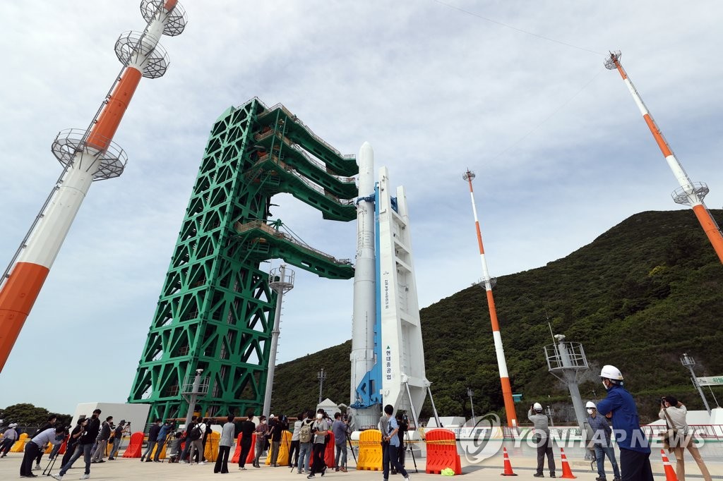 A model of South Korea's space launch vehicle Nuri is erected on its launch pad for testing at the Naro Space Center in Goheung, 473 kilometers south of Seoul, in this file photo taken on June 1, 2021. (Yonhap)