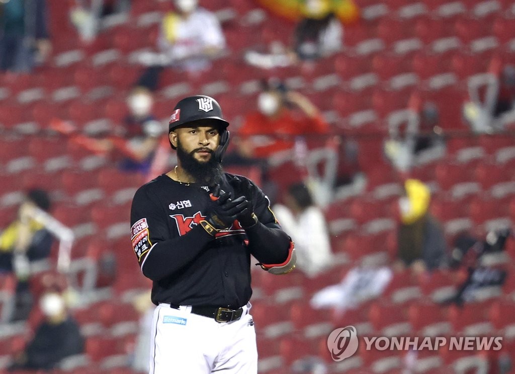 In this file photo from June 1, 2021, Zoilo Almonte of the KT Wiz celebrates his RBI hit against the LG Twins in the top of the seventh inning of a Korea Baseball Organization regular season game at Jamsil Baseball Stadium in Seoul. (Yonhap)