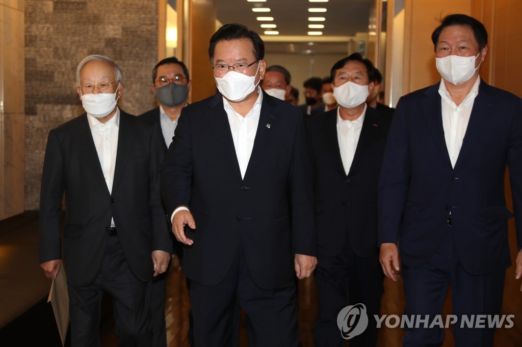 간담회장 향하는 김부겸 총리와 경제5단체장