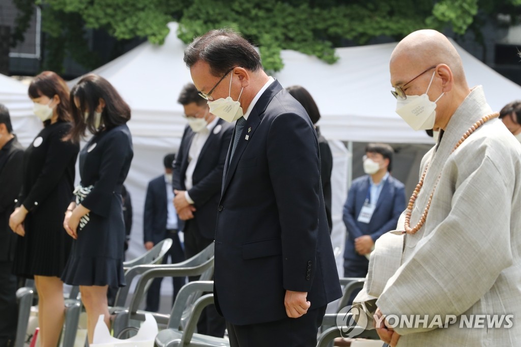 묵념하는 김부겸 총리