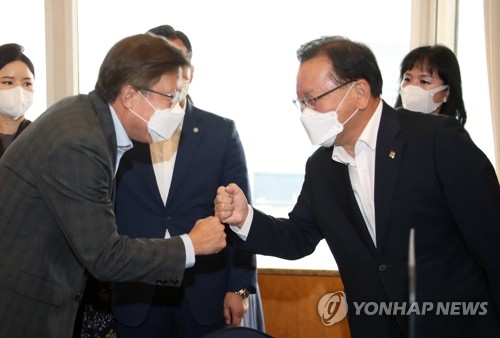 박형준 부산시장과 인사하는 김부겸 총리