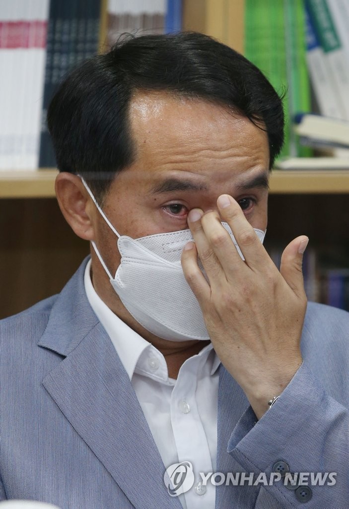 Ex-skipper of Cheonan warship visits opposition party Ex-skipper of Cheonan warship visits opposition party
