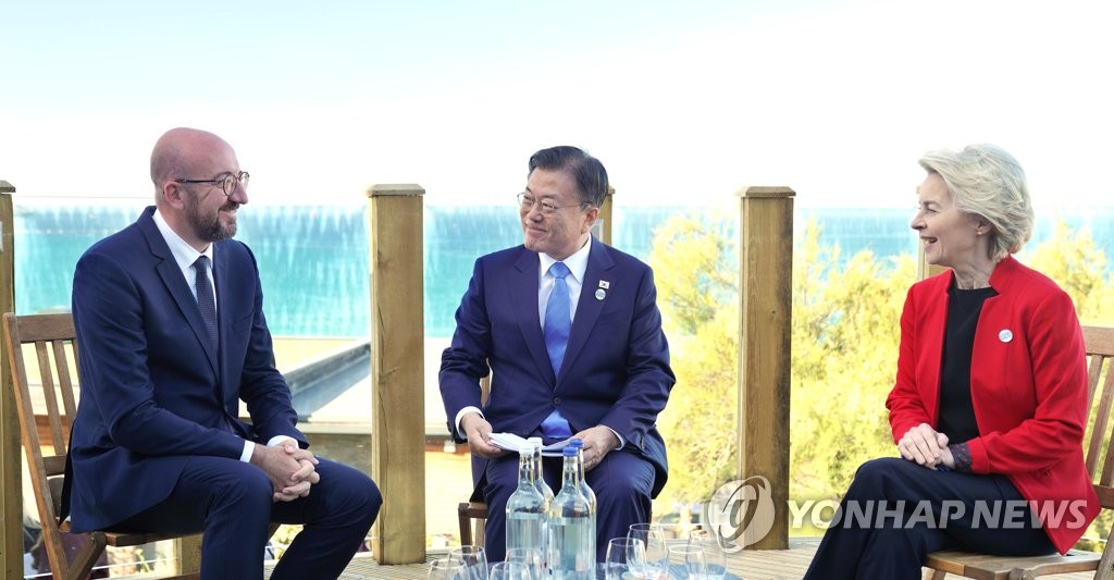 South Korean President Moon Jae-in (C) talks with European Council President Charles Michel (L) and European Commission President Ursula von der Leyen on the sidelines of an annual Group of Seven (G-7) summit in Cornwall, Britain, on June 12, 2021. (Yonhap)