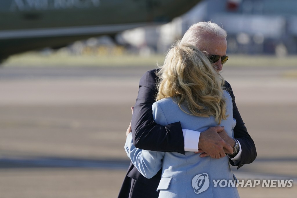 영국 공항서 작별 포옹하는 바이든 미 대통령 부부