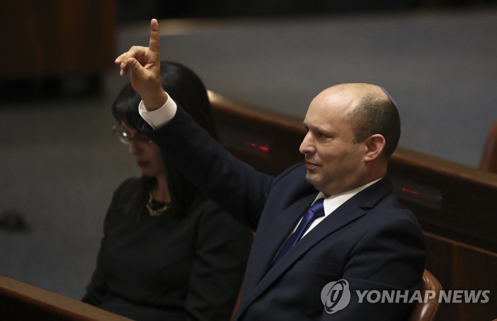 연정 승인 후 검지 치켜든 베네트 신임 이스라엘 총리