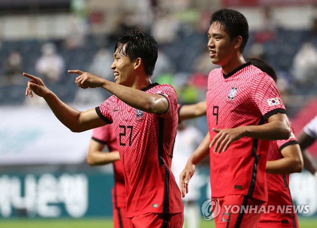 Jeong Woo-yeong (à gauche) de l'équipe olympique sud-coréenne célèbre son but contre le Ghana lors d'un match amical au stade de la Coupe du monde de Jeju à Seogwipo, sur l'île de Jeju, le 15 juin 2021.