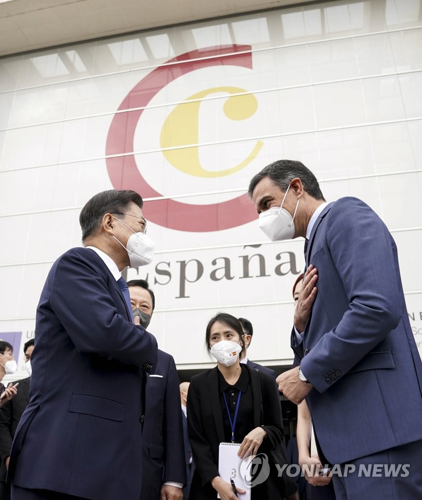 스페인 총리와 대화하는 문 대통령