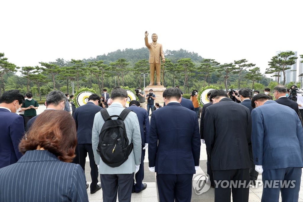 전남 찾은 민주당 지도부 '김대중 동상' 참배