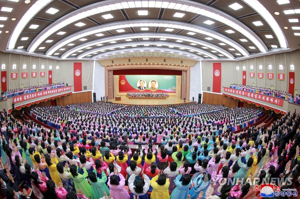 북한, 사회주의여성동맹 대회…박수치는 참가자들