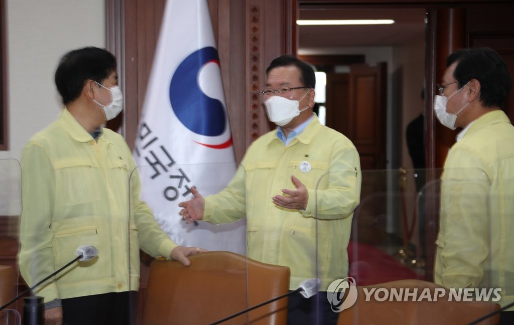 중대본 회의서 대화하는 김부겸 총리