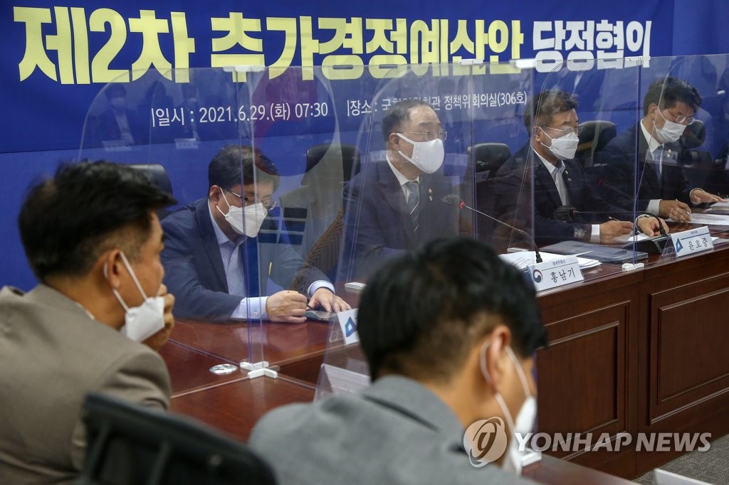 추경안 당정협의에서 발언하는 홍남기 경제부총리