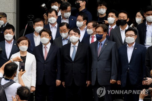 지지자에게 인사 나선 윤석열 전 검찰총장