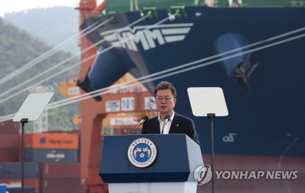 Le président Moon Jae-in prononce un discours lors de la cérémonie de lancement à Busan du nouveau porte-conteneurs Hanul de classe 16.000 EVP de la première entreprise de transport maritime sud-coréen, HMM Co., le mardi 29 juin 2021.