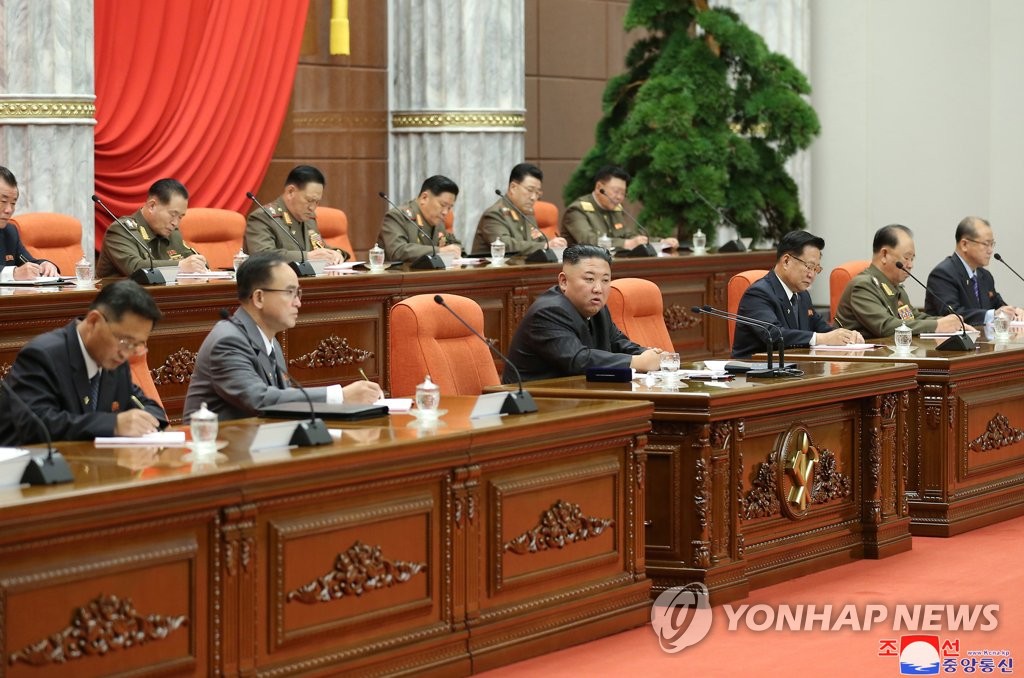 Le leader nord-coréen Kim Jong-un dirige la deuxième réunion élargie du bureau politique du Comité central du Parti du travail le mardi 29 juin 2021, a rapporté le lendemain l'Agence centrale de presse nord-coréenne (KCNA). (Utilisation en Corée du Sud uniquement et redistribution interdite)