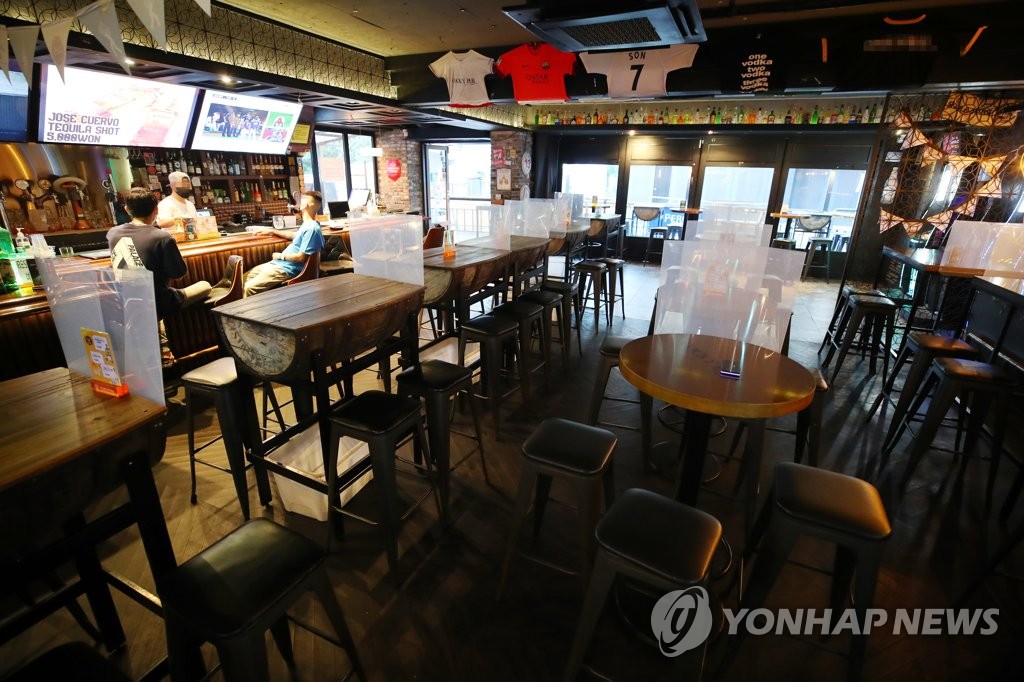 저녁 시간 한산한 홍대 인근 술집