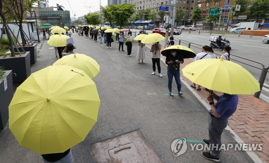 폭염 속 코로나19 검사 대기하는 시민들