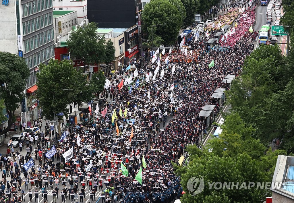 Members of the Korean Confederation of Trade Unions, a major umbrella labor union, stage a mass rally in the central Seoul district of Jongno on July 3, 2021. (Yonhap)